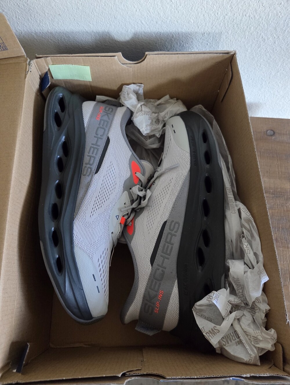 Skechers Mens Slip Ins Max Cushioning Glide Step Advert Shoes Size 9.5 NWT - Picture 3 of 9